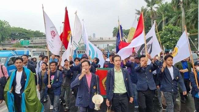 Mahasiswa Gelar Demo di DPR, Kawal 17+8 Tuntutan Rakyat